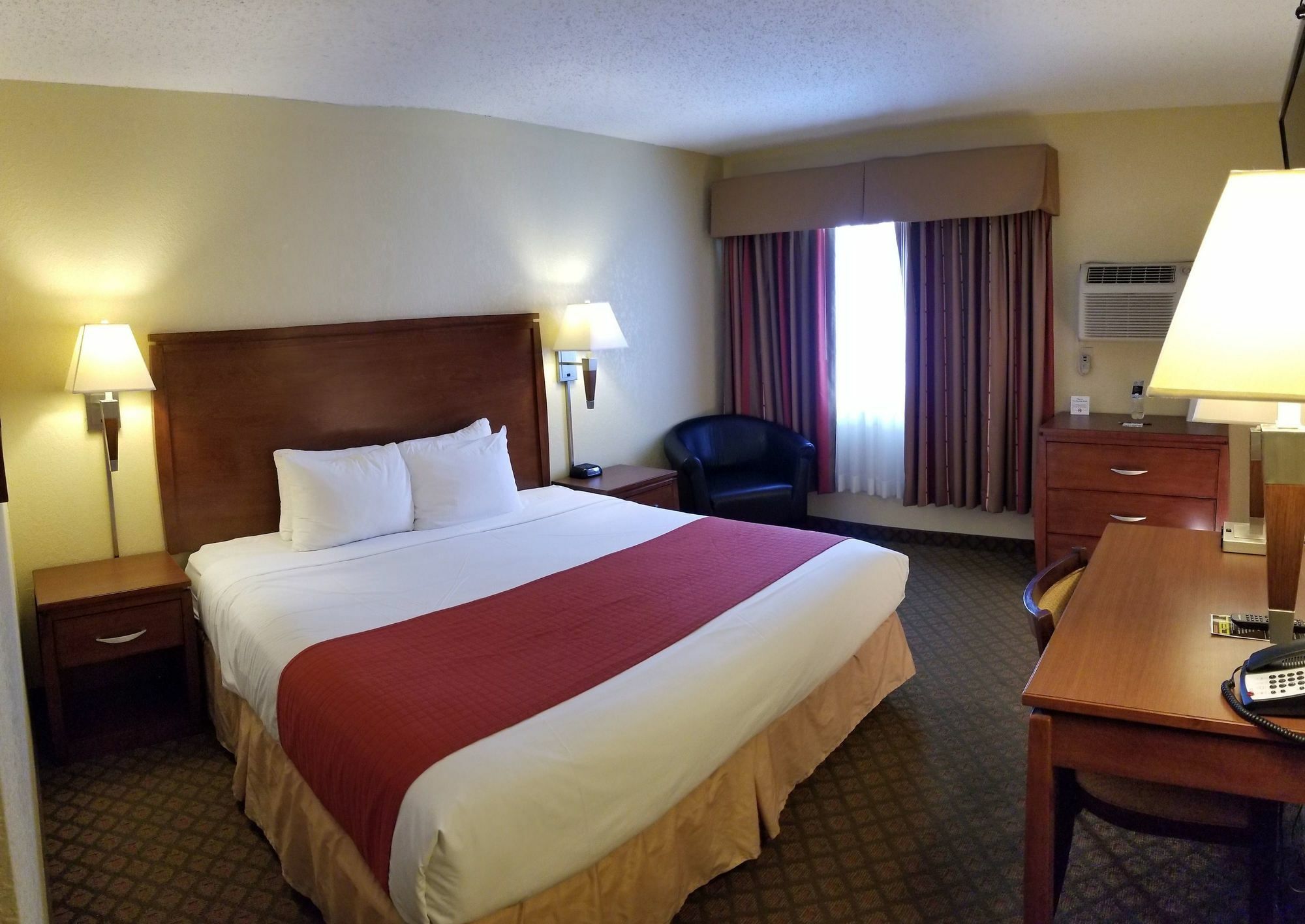 Red River Inn & Suites Fargo Exterior photo